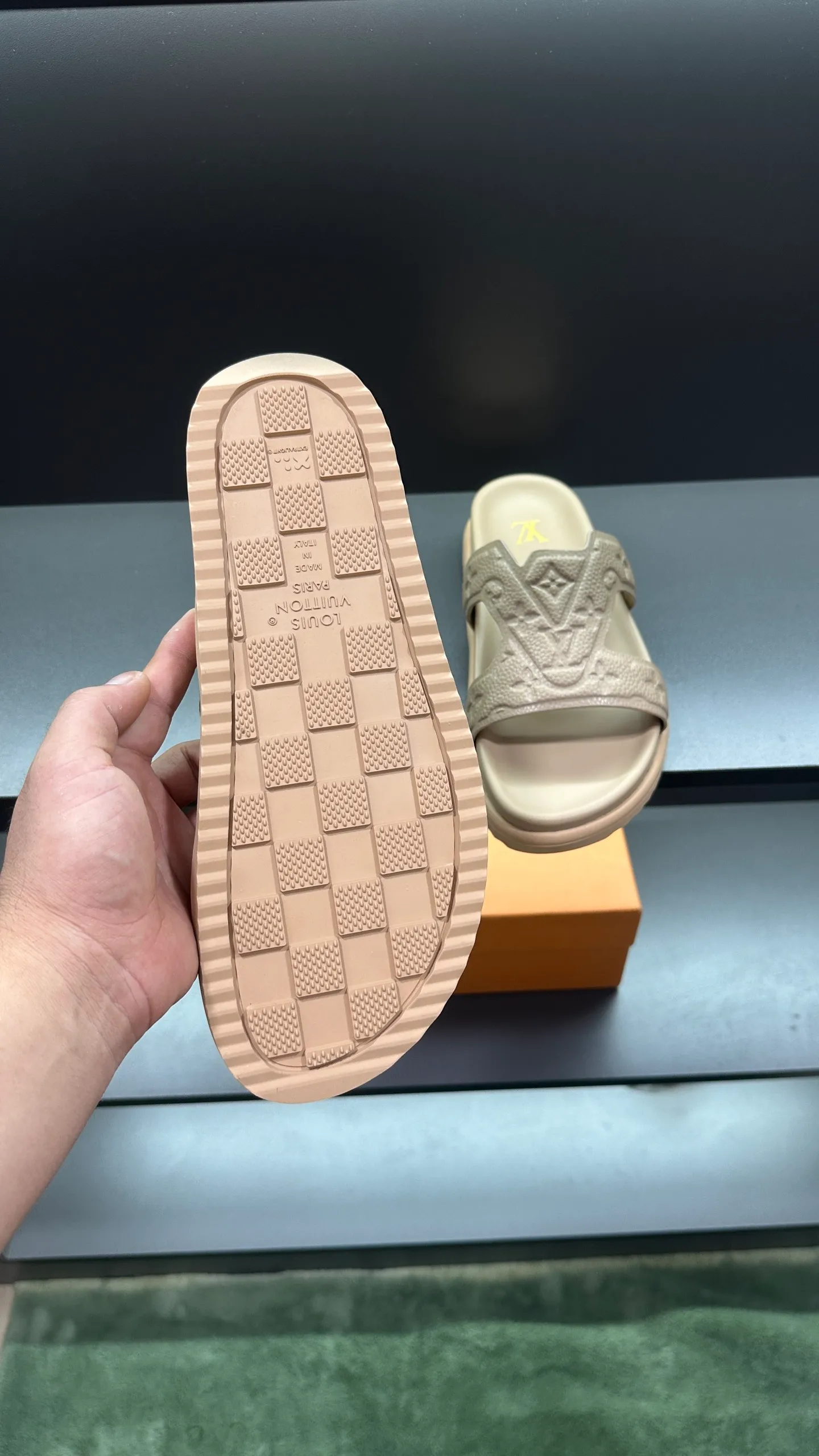 P300 🔍Top purchasing agent LV men's spring and summer slippers counter synchronized. The upper is made of cowhide fabric imported from Italy, with logo graphics and high-quality craftsmanship. The sole is: the original sole provided by the original factory. The exclusive molded sole is super comfortable. The original factory follows the order. 🔍🔍High quality. You can enter and exit the counter at will. Welcome to compare. Size 38-45